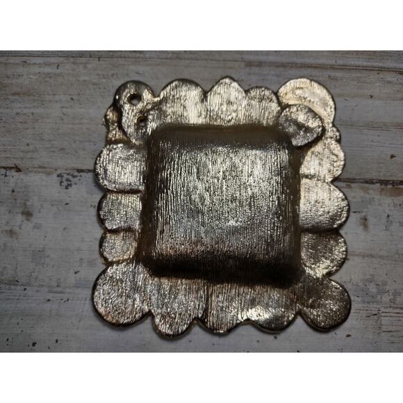 2 Vintage VIP Molded Metal Foreign Coin Dish Wall Hangings Ashtrays 4 1/2" - Picture 7 of 9